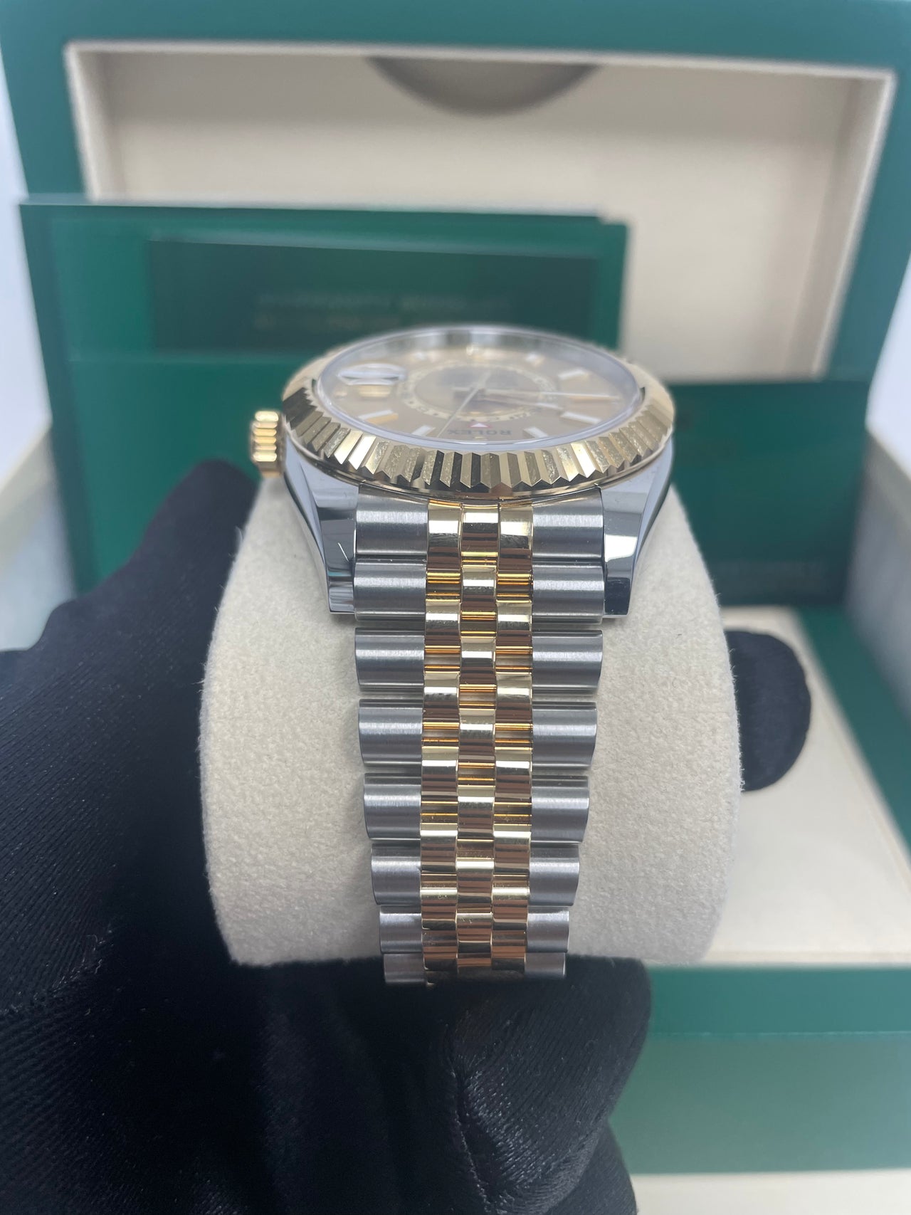 Rolex Sky-Dweller 42 mm Oystersteel and yellow gold 336933-0002 - Image 9