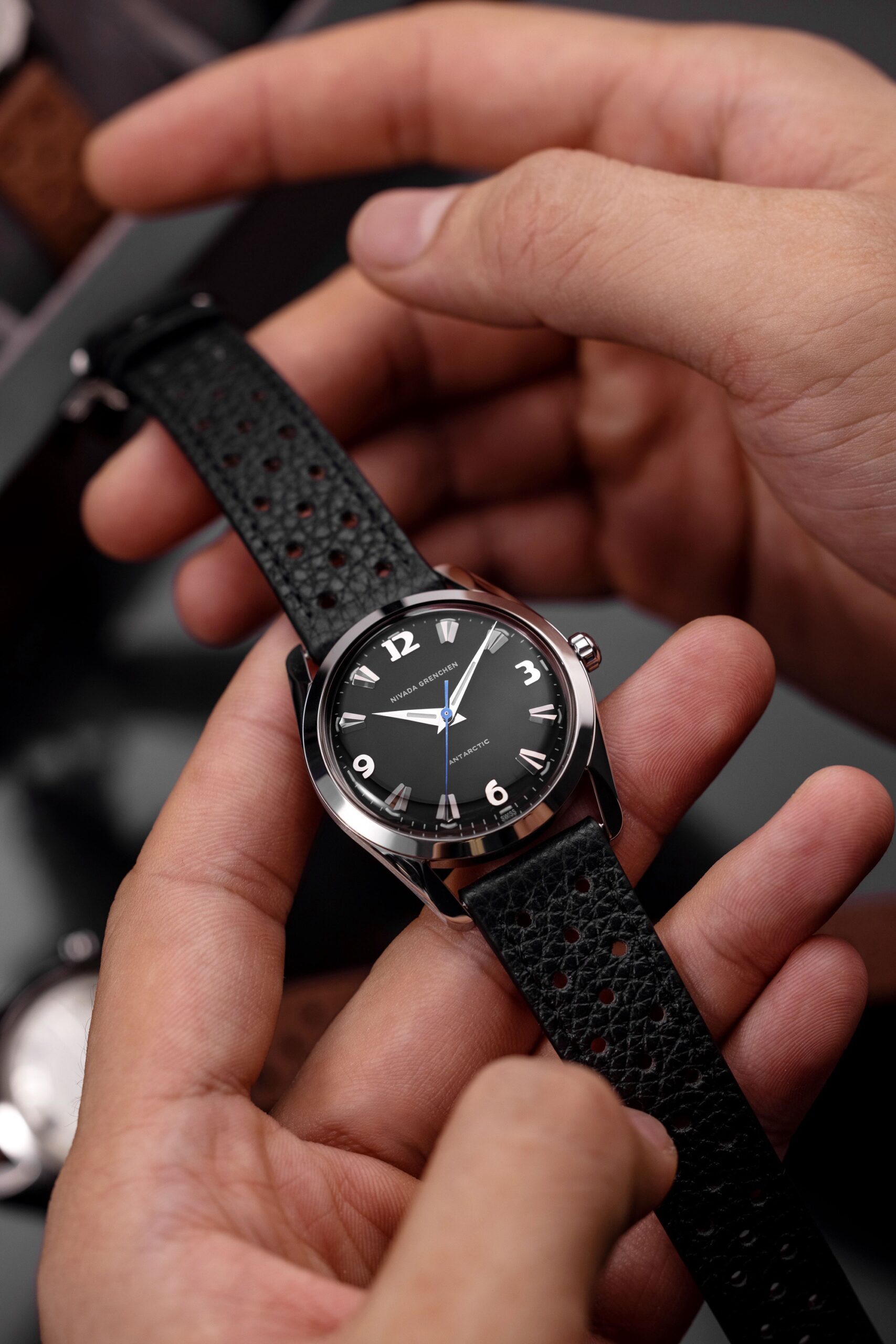 Antarctic 35 Black & Gold - Image 10