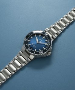 Alternative view of Aquis Date Calibre 400