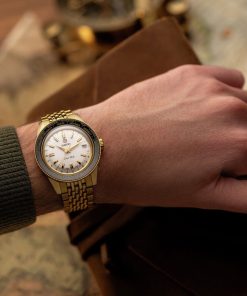 Alternative view of Capitain Cook Over-Pole